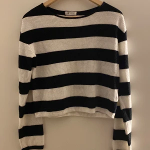 Randig tröja  - Säljer denna fina randiga tröja då den aldirg kommer till användning,använd ett par fåtal gånger och bra skick. Storlek 158/164 men passar även Xs och S skulle jag säga💕