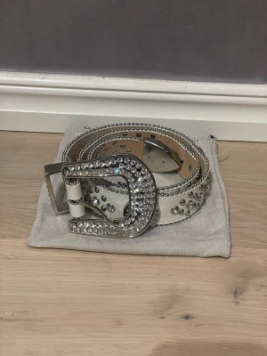 Tuttolone bälte  - Säljer mitt tuttolone bälte eftersom att det aldrig kom till användning. Hör gärna av er vid frågor. MVH Casper