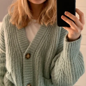 grön kofta - säljer min kofta från zara, sjukt mysig men kommer inte till användning tillräckligt