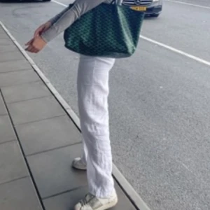 Vita linnebyxor  - Säljer dessa fina linnebyxor. De är i gott skick. Däremot ett spänne sönder men det går enkelt att fixa o finns redan en knapp i gylfen som täcker det saknade spännet. 