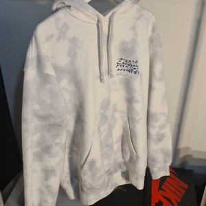 Dr.Denim hoodie - Ganska annorlunda hoodie men den är sjukt cool. Nyskick använd typ 2 gånger. Ny pris 700