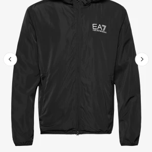 Armani regn/vind jacka - Armani jacka 9/10 skicka använd ett par gånger men inte jätte mycket kostade 1400 ny mitt pris är 600 eller eventuellt byte kom med förslag Skriv för mer bilder på t.ex qr kod m.m.