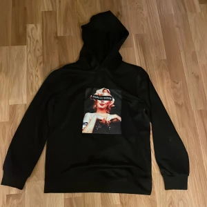 Svart tröja - Jag säljer denna tröja för 15 kr,nyskick har aldrig använd.Jag säljer den för att den kommer inte till andvändning ❤️ 