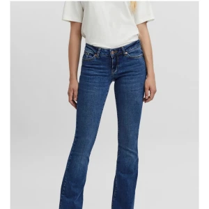 Jenas - Jättefina slutsålda jeans från vero moda. Säljer för att dom har blivit för små för mig. De har ett litet hål på ena fickan men inget som man tänker på.
