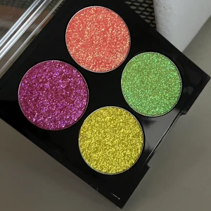 H&M neon flash  - Endast swatchad! Frakt: 26kr (frimärken) eller 59kr (spårbart)