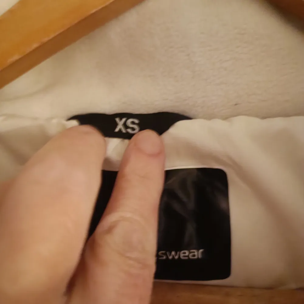 Dunjacka i storlek XS behöver en tvätt då den har legat ett tag. Finns i Älandsbro pris 150kr. Jackor.