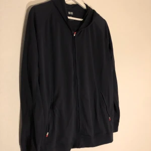 Uniqlo träningsjacka storlek XL - Uniqlo träningsjacka storlek XL  Hämtas i Malmö eller skickas mot porto