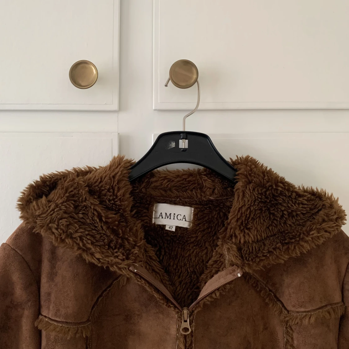 Brun fuskpälskappa - 90