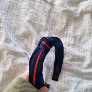 Fint diadem  - Köpta för 200kr när jag var 13, vet ej vilket märke men säljer dem för 60kr, pris kan diskuteras:) Inte använda så många gånger