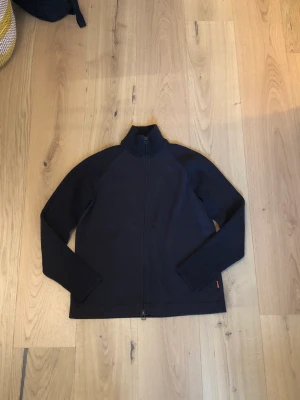 BOSS zip up - Zip up från hugo boss i mörkbrun. 100% bomull, strl S(man). Fungerar även för dam sitter då som M som på bild 2!