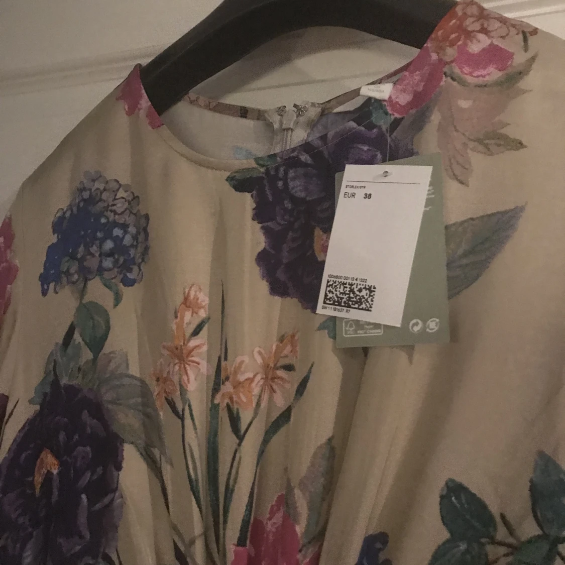 Härligt blommig klänning, aldrig använd! - 91