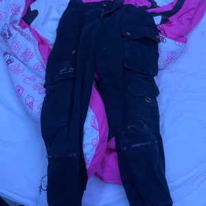 byxor - byxor från newyorker, dem är ganska slitna men är jätte mjuka och sköna, har en fläck men blekmedel på som man kan se på bilderna, som sagt lite slitna men sitter perfekt