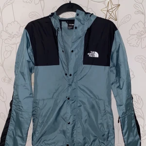 The North face jacka - Säljer en helt ny The north face vindjacka i ny skick storlek XS. För mer info och bilder kom dm