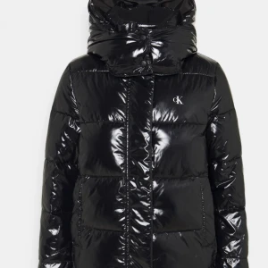 Calvin Klein Jacka - En vinterjacka från Calvin Klein! Skitsnygg glansig jacka som är varm och skön🤗  Inte använt mycket så inga defekter, köpt för 2125:- och säljer för 1499💜 Jag står för frakten😊 Många intresserade så startar budgivning💕