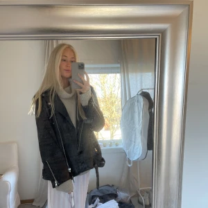 Skinnjacka  - Oversized skinnjacka från zara  Köpt för 2 år sen men använd fåtal gånger  Superbra kvalitet,  nypris över 1500 kronor Storlek L-XL, men sitter väldigt snyggt lite oversized på mig med vanligtvis xs  