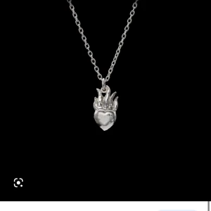 Maria nillsdotter halsband - Köpt för nån månad sedan för 2300 säljer de för 1500 de är helt i nyskick kan även tänka mig att byta mot nåt annat från Maria nillsdotter 