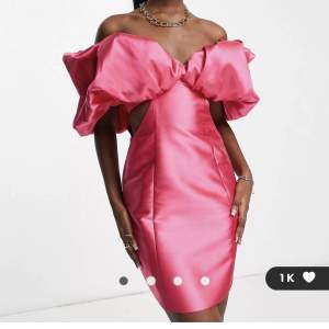 Rosa festklänning i satin. Klänningen har en ”bubbel”design på överdelen och har cut outs på sidorna.   💕För mer bilder skriv till mig.  💕Storlek 34 men funkar på en 36:a. Klänningen är i väldigt bra skick!