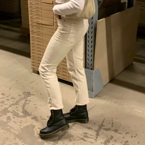 Svarta Dr Martens  - Svarta Dr Martens i storlek 37. Använda sparsamt. Säljer pga de ej kommer till användning. Pris kan diskuteras. Nypris: 2100 