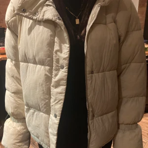 jätte fin beigh vinterjacka!!🤩 - super fin vinterjacka!! jackan är i fint skicka, köptes för 600 men säljs nu för 400!💗🥰