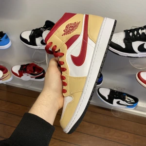 Jordan 1 Mid ”Curry” - Storlekar 40,5 42.5 43 44 Allt är såklart äkta! Kan skickas eller hämtas upp i butik på norra Hamngatan i Strömstad🙏