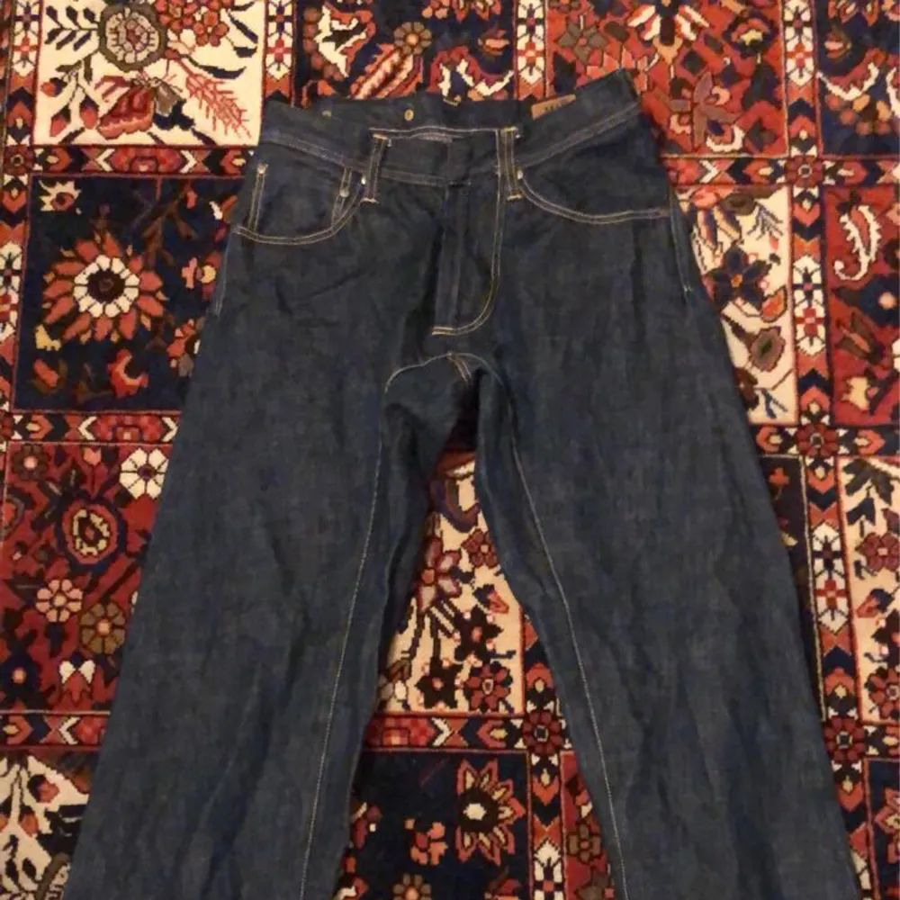 mörk blåa jeans!! passar mig som är 183 mid waist🤲. Jeans & Byxor.