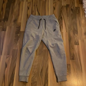 Nike tech - Fina Nike tech byxor i storlek XS, knappt använda så de är i fint skick köpta för 1000🖤🖤