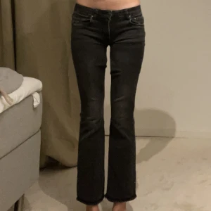 lågmidjade flared jeans - svarta bootcut jeans som är för korta för mig därav säljer jag dem, strl 34 men passar även mindre storlekar Frakt 52kr
