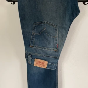 Superfina Levi’s jeans  - Jätte fina Levi’s jeans säljes för att de inte passar mig längre. Knappt använda som ni ser på bilder