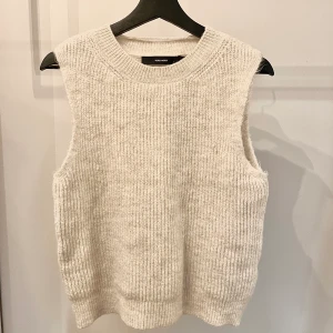 Stickad väst - Stickad väst från vero Moda i storlek M. Är endast använd 1 gång
