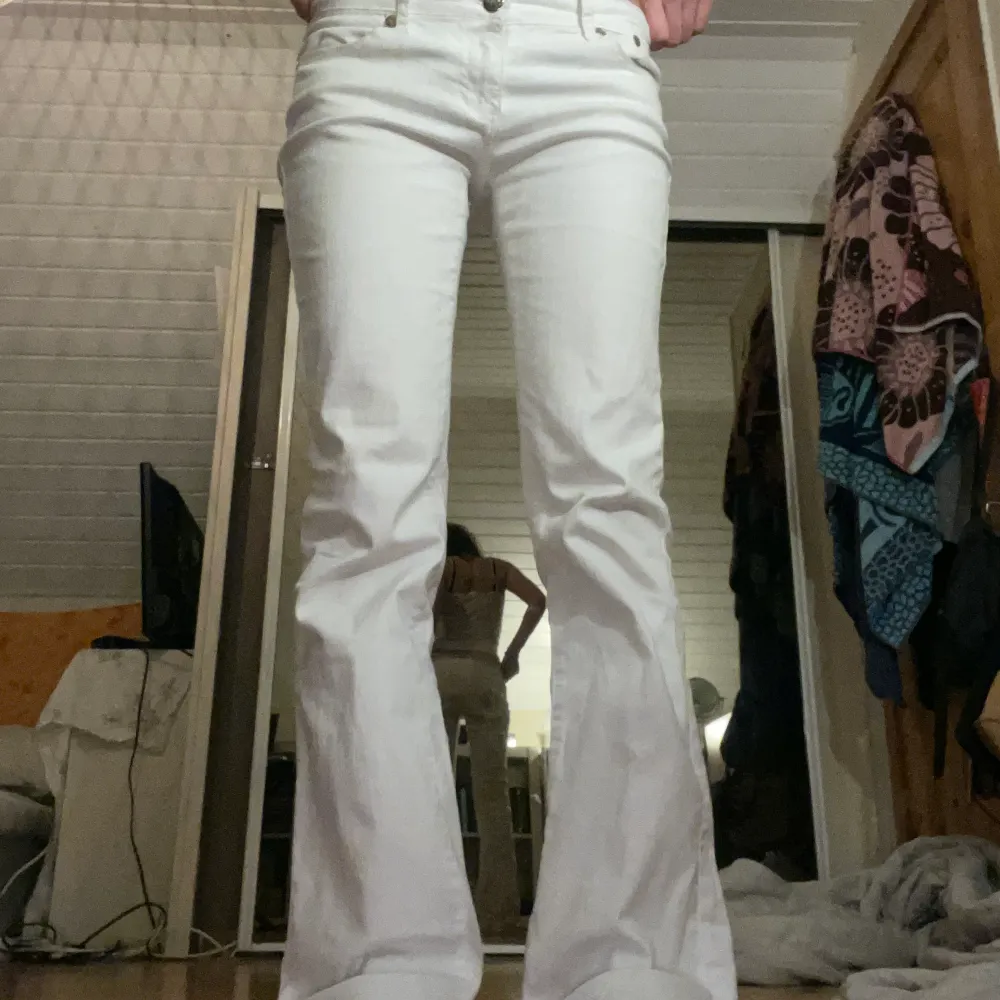 Low waist bootcut/flared vita jeans i perfekt skick💕 Midja- 80 cm Innerben- 80cm . Jeans & Byxor.