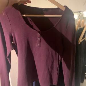 Mörk lila/vinröd långärmad t-shirt i stl M. Köpt på Vero Moda❤️ är i bra skick! Säljer då den inte kommer till användning. 