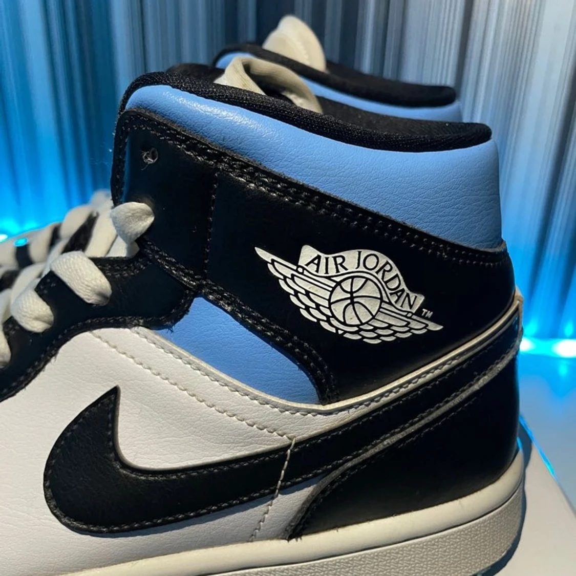Air Jordan 1 Mid 'Royal Black' - 90