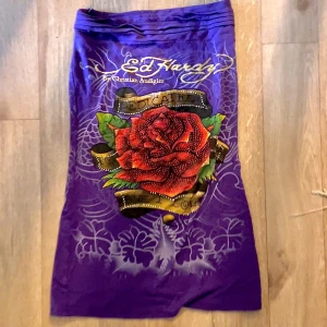 Ed Hardy - Nästan oanvänd Lila Ed Hardy tube top Linne med rhinestones från 00-talet i mycket bra skick. Funkar kanske som väldigt kort klänning om man vill🤭