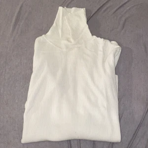 Polo tröja  - Säljer denna polo tröjan från h&m som knappt är använd, storlek S men passar även M