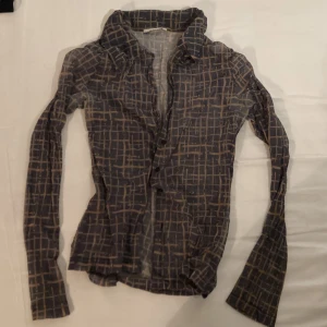 Mesh skjorta med tryck - Säljer denna skjorta i mesh från okänt märke. Asballt mönster o lite mörkblå/brun färg