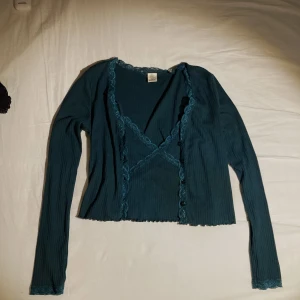 Urban Outfitters set - Set från UO med linne o kofta med spetsdetaljer. Mörkturkos färg med ljusare spets. Går att köpa separat för 80kr styck, eller båda för 150 :)