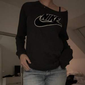 En söt collage tröja från Nike i storlek S som säljs då jag behöver pengar💞
