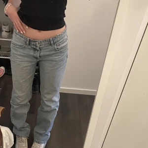 Zara midrise - Midrise jeans från Zara💘 storlek 38 men passar mig (på första bilden) som vanligtvis har 36. De är ljusblå men ljuset på första bilden var dåligt. Sitter mer lågmidjat än midrise på mig.