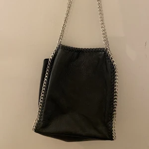 Tiamo väska  - Säljer nu min fina väska då den tyvärr inte kommer till användning längre, den är väldigt rymlig och spartsamt använd :) 