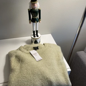 Ny tröja i ullblandning - Ny tröja i ullblandning •Storlek: L •Helt ny med lapparna kvar. Fin och varm tröja •Köpte för 599 kr. 🚫Djurfritt och rökfritt hem 📍Kan mötes upp i Mölnlycke centrum/Göteborg 📬Kan skickas mot fraktkostnad  