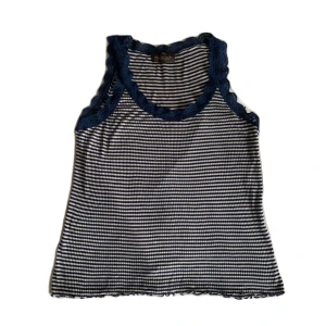 Randigt linne - Fint randigt linne, passar S-L beroende på hur löst/tajt det ska sitta