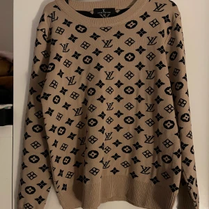Lv tröja  - Lv tröja replika, står ingen storlek men skulle säga Medium liten large kan nog ha de med jag har S 