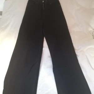 Svarta jeans - Svarta jeans med wide leg. Högmidjade med orginallappen kvar. Frakt inkluderad i priset (49kr). Bra skick. Orginalpris 39 euro. 