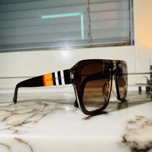 Burberry solglasögon  - Burberry solglasögon med fin detalj 