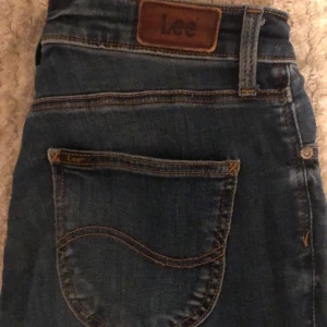 Lee jeans - Straight Lee jeans som jag aldrig använder pga att dom är för korta för mig som är 170. Jag klippte upp sömmen vid fotlederna eftersom byxorna inte passade mig i längden. Dom är köpta secondhand. Pris kan diskuteras. 100+frakt