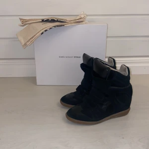 Isabel marant svarta - Isabel marant svarta. Väldigt fint skick, som nya då de endast är använda ett fåtal gånger. Nypris 5000kr Isabel marant kartong och dustbags medföljer.