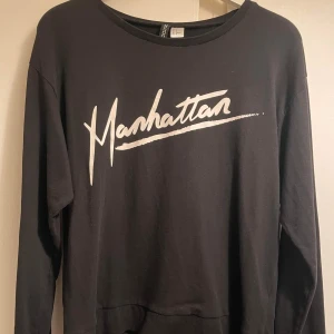 Tröja - Svart tröja från H&M, fint skick. Köparen står för frakt.