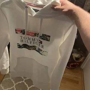 Tommy hilfiger Hoodie & Peak Performance - Storlek M på båda två. Tommy hilfiger hoodie 10/10 Peak 9/10 skick. Sparsamt använda då min mamma köpte dom när hon hade M i tröjor.