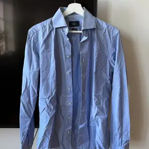 Ljusblå skjorta från Hacket, Spunnen i Italien, storlek 38 ≈ Medium