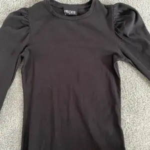 En svart puffärmad tröja från pieces i storlek S